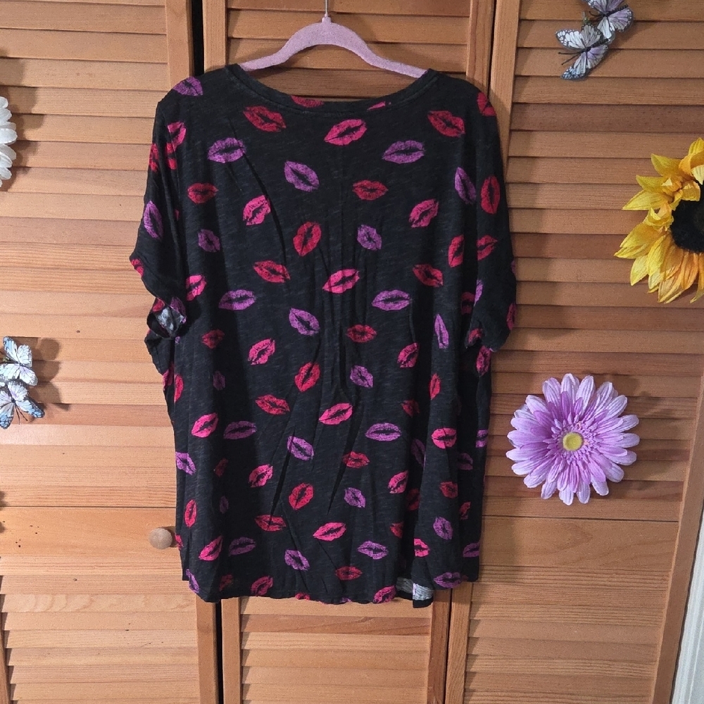 Torrid Black Tee with Red and Pink Lip Print From 2020 - Picture 7 of 7